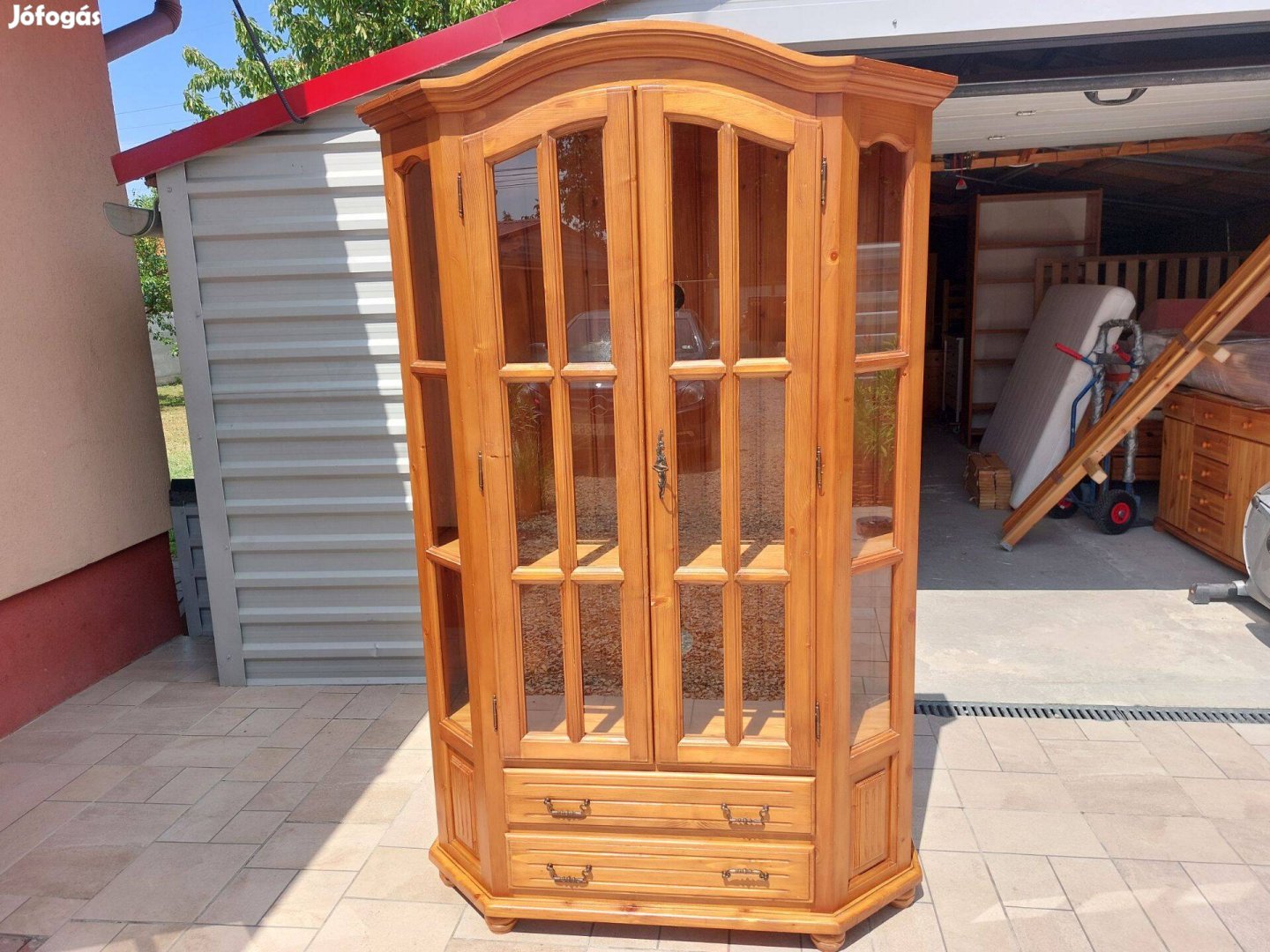 Eladó egy 2 fiokos, polcos fenyő vitrin. Bútor szép állapotú