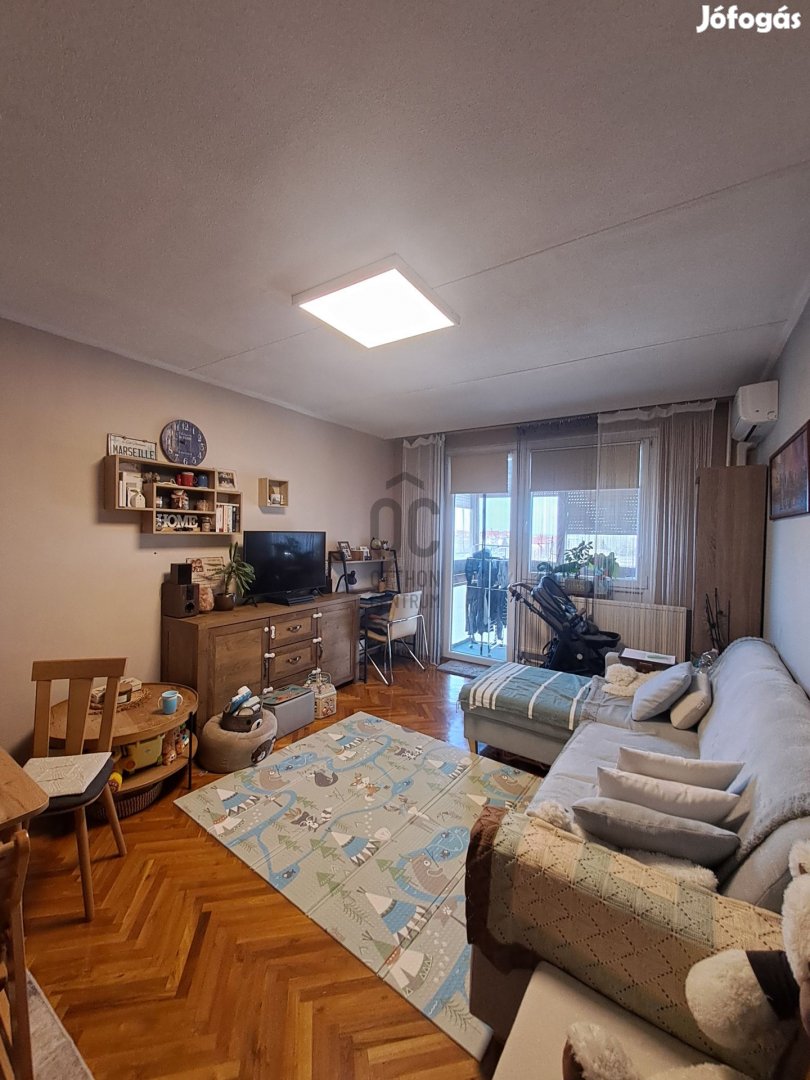 Eladó egy 35 nm-es felújított, erkélyes, alacsony rezsijű