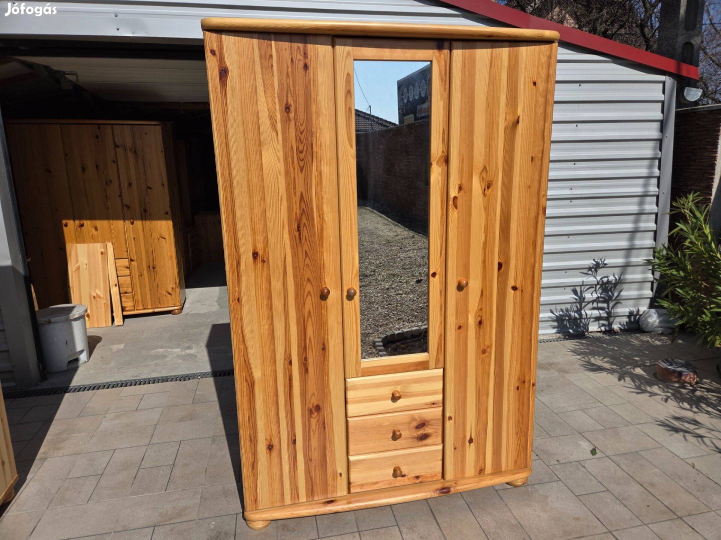 Eladó egy 3 ajtós , 3 fiókos akasztós és polcos Tükrös