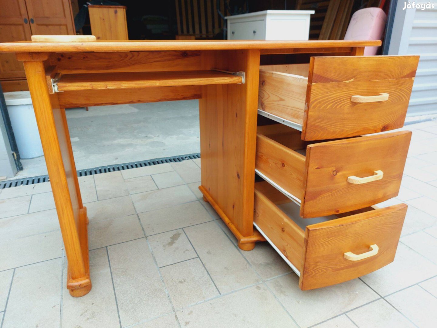 Eladó egy 3 fiókos fenyő íróasztal. Bútor szép állapotú