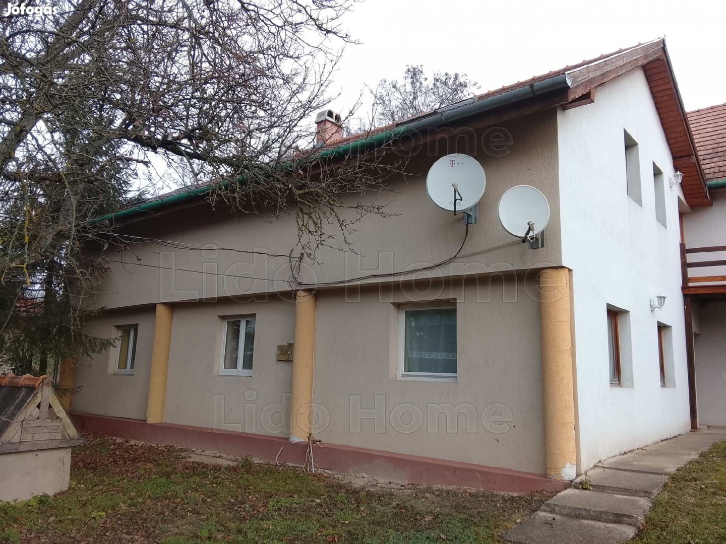 Eladó egy 3 lakásos társasház földszinti lakása Lovasberényb