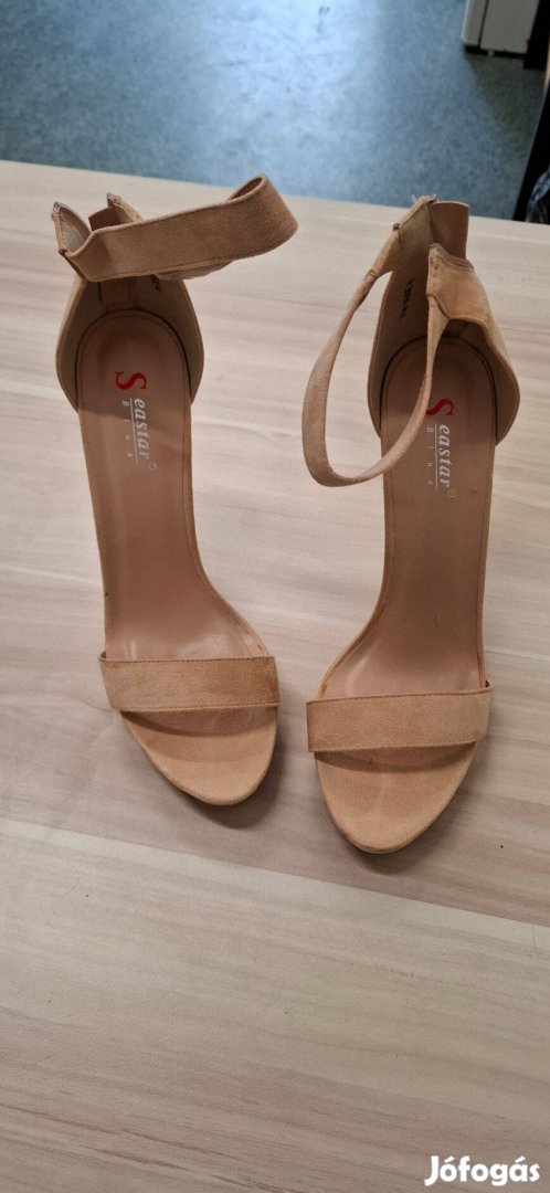 Eladó egy 40.-es bézs női magassarkú platformos szandál