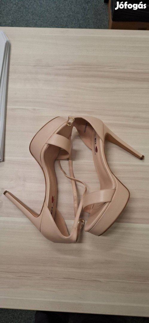 Eladó egy 41.-es női bézs alacsonyabb sarkú platformos női