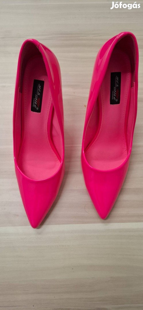 Eladó egy 41.-es rózsaszín női magassarkú cipő