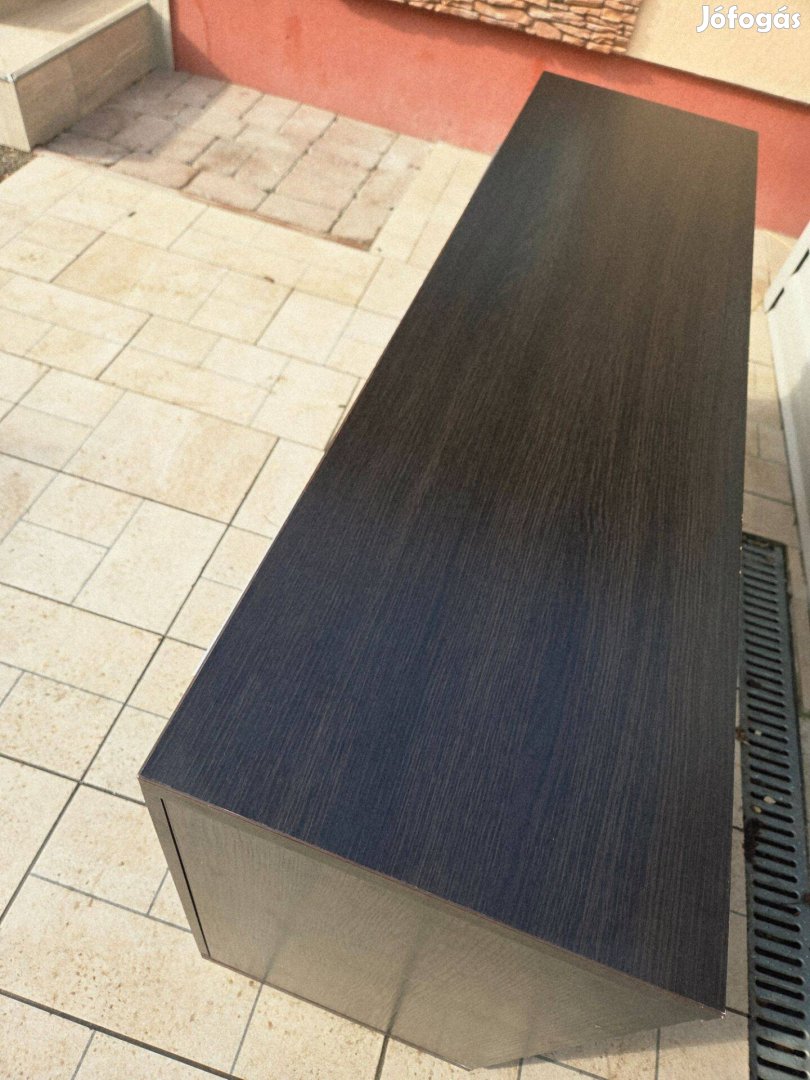 Eladó egy 4 fiókos, polcos nagy méretű Modern komód