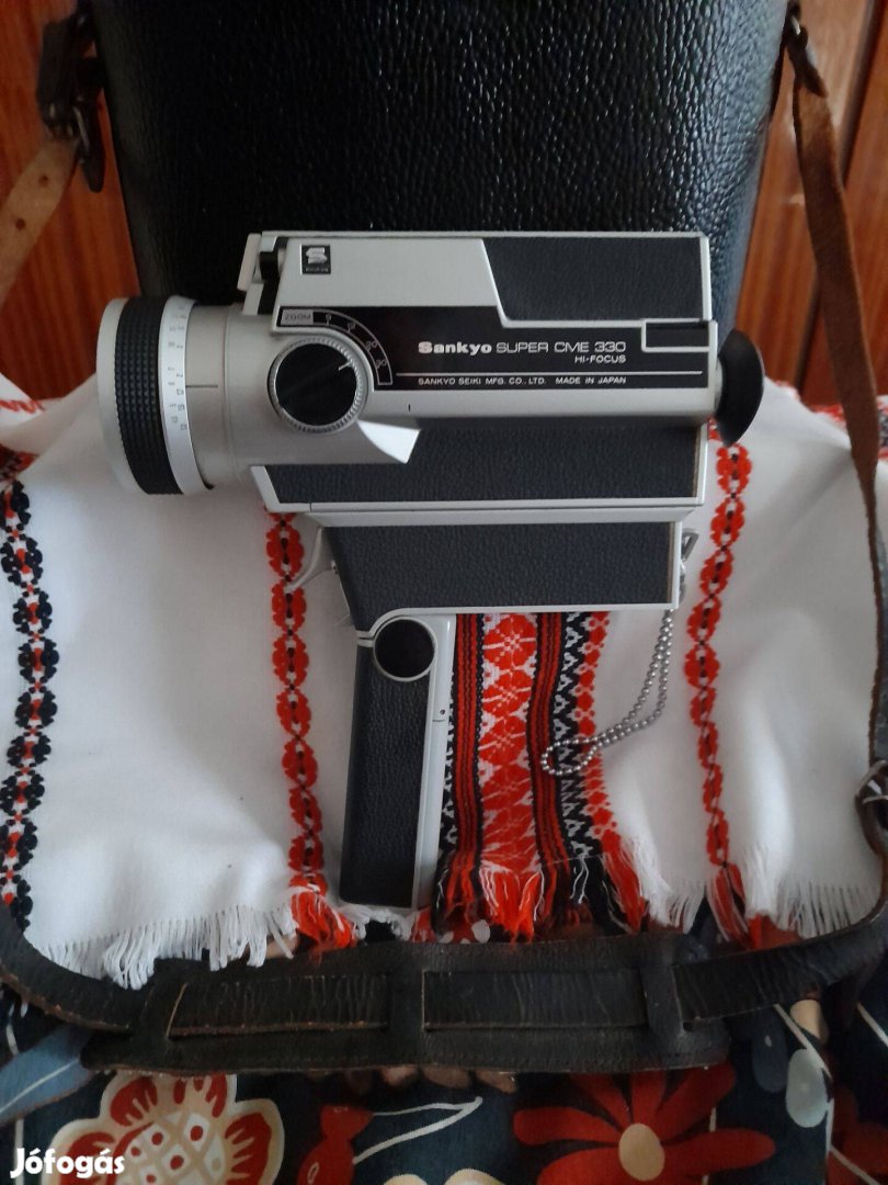 Eladó egy 8 mm kézi filmfelvevő kamera