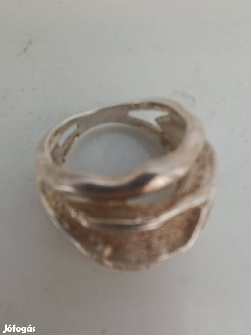 Eladó egy Egyedi tervezésű női ezüst gyűrű.