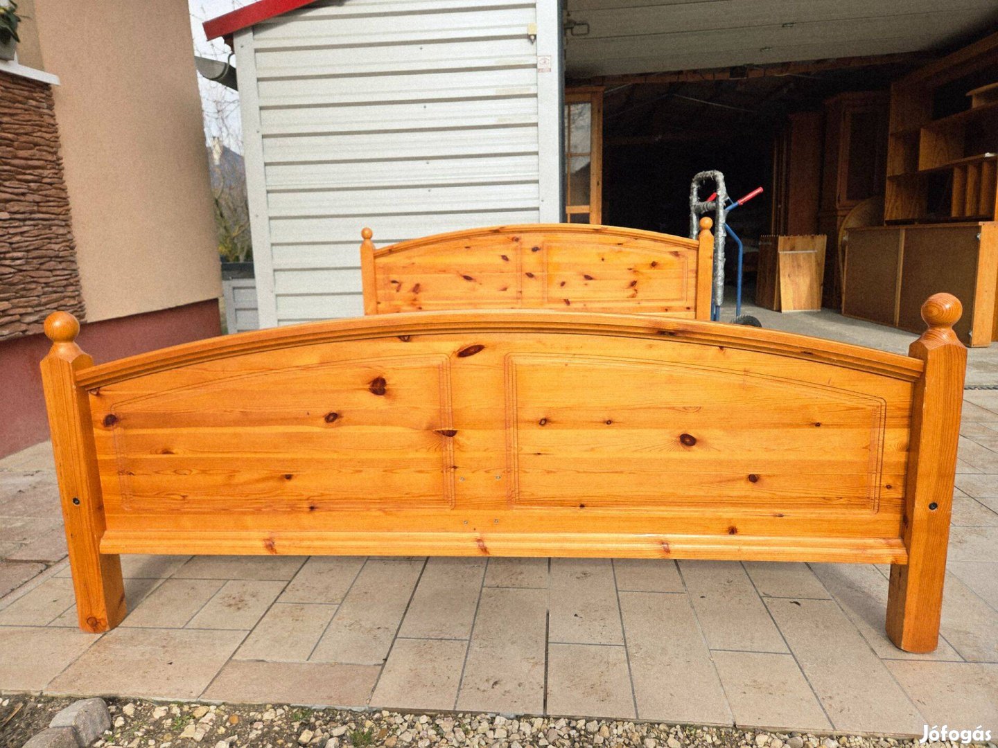Eladó egy Fenyő franciaágy, 2db ágyráccal. Bútor jó állapotú
