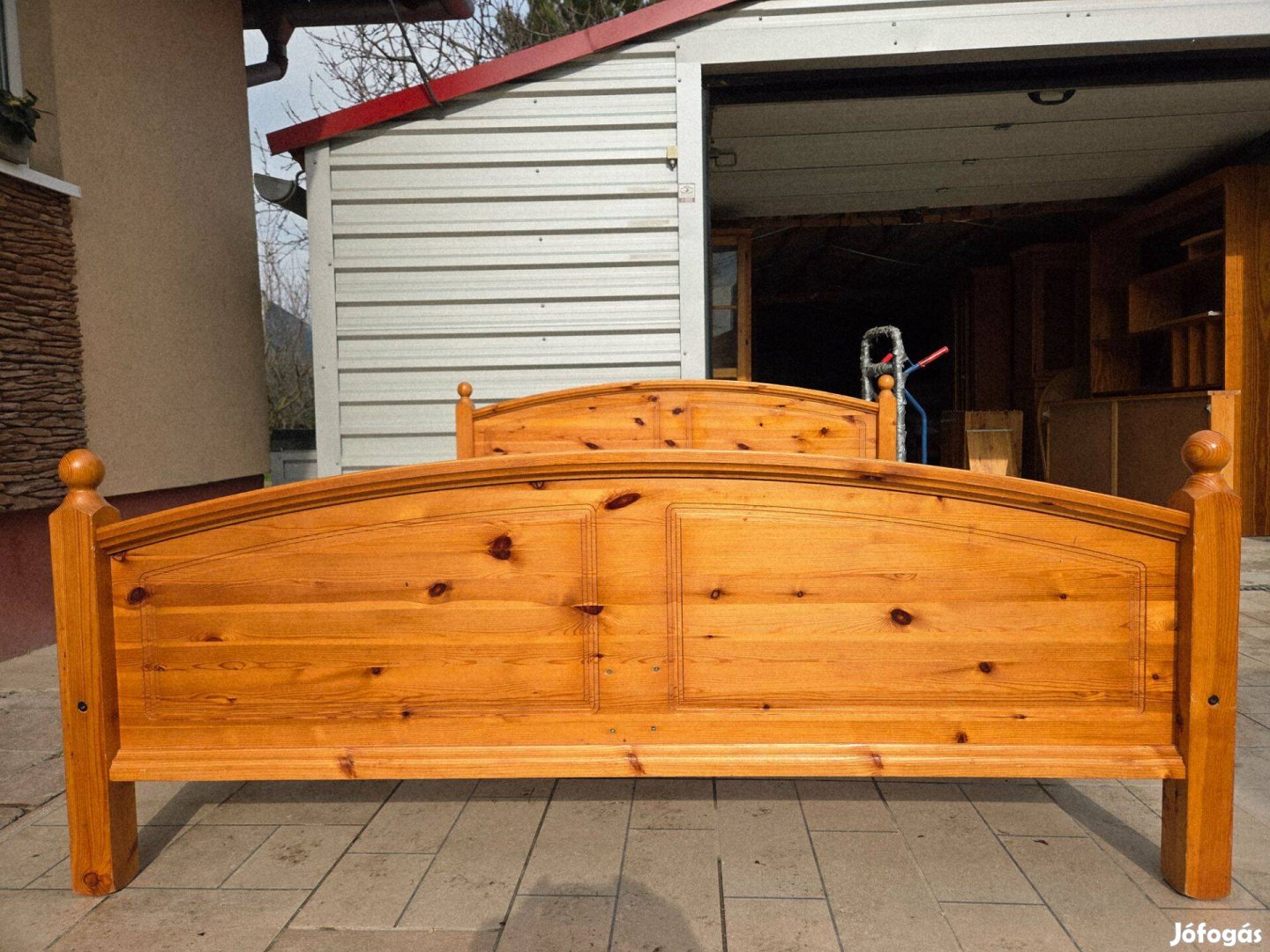 Eladó egy Fenyő franciaágy, 2db ágyráccal. Bútor jó
