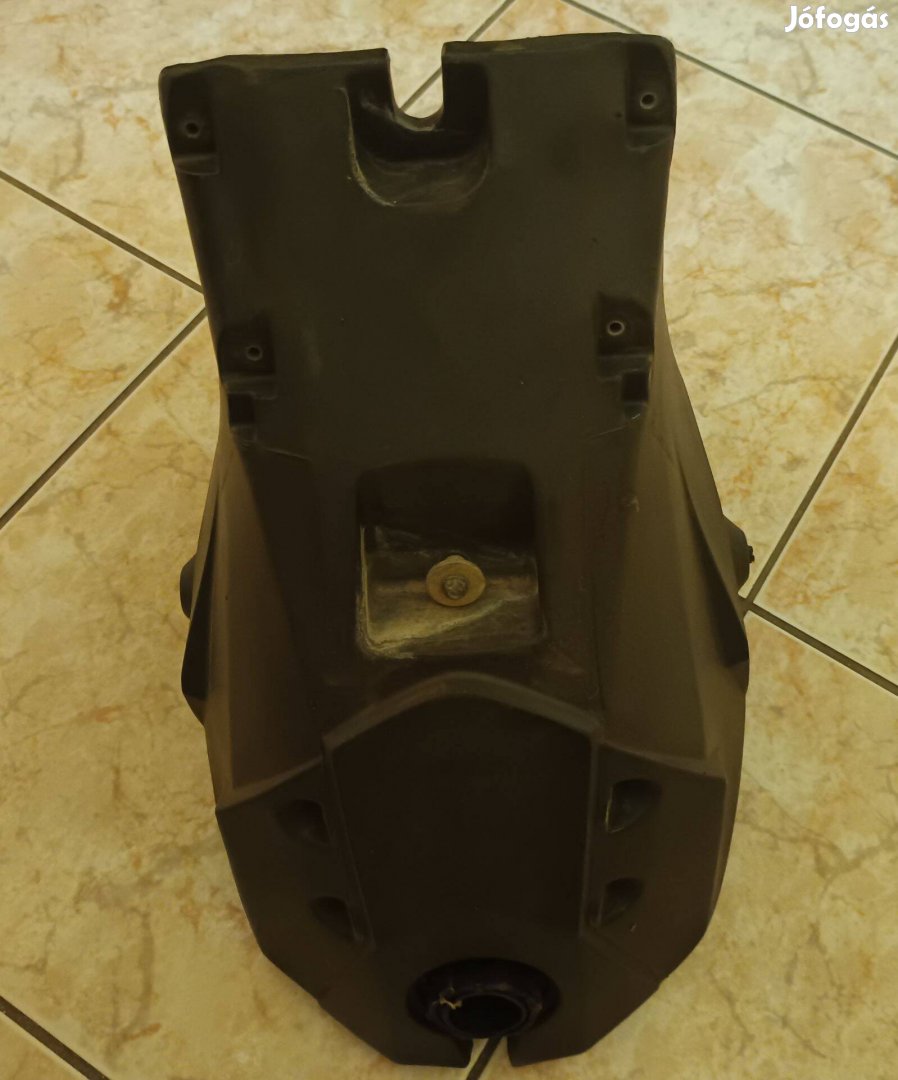 Eladó egy Generic Trigger benzintank
