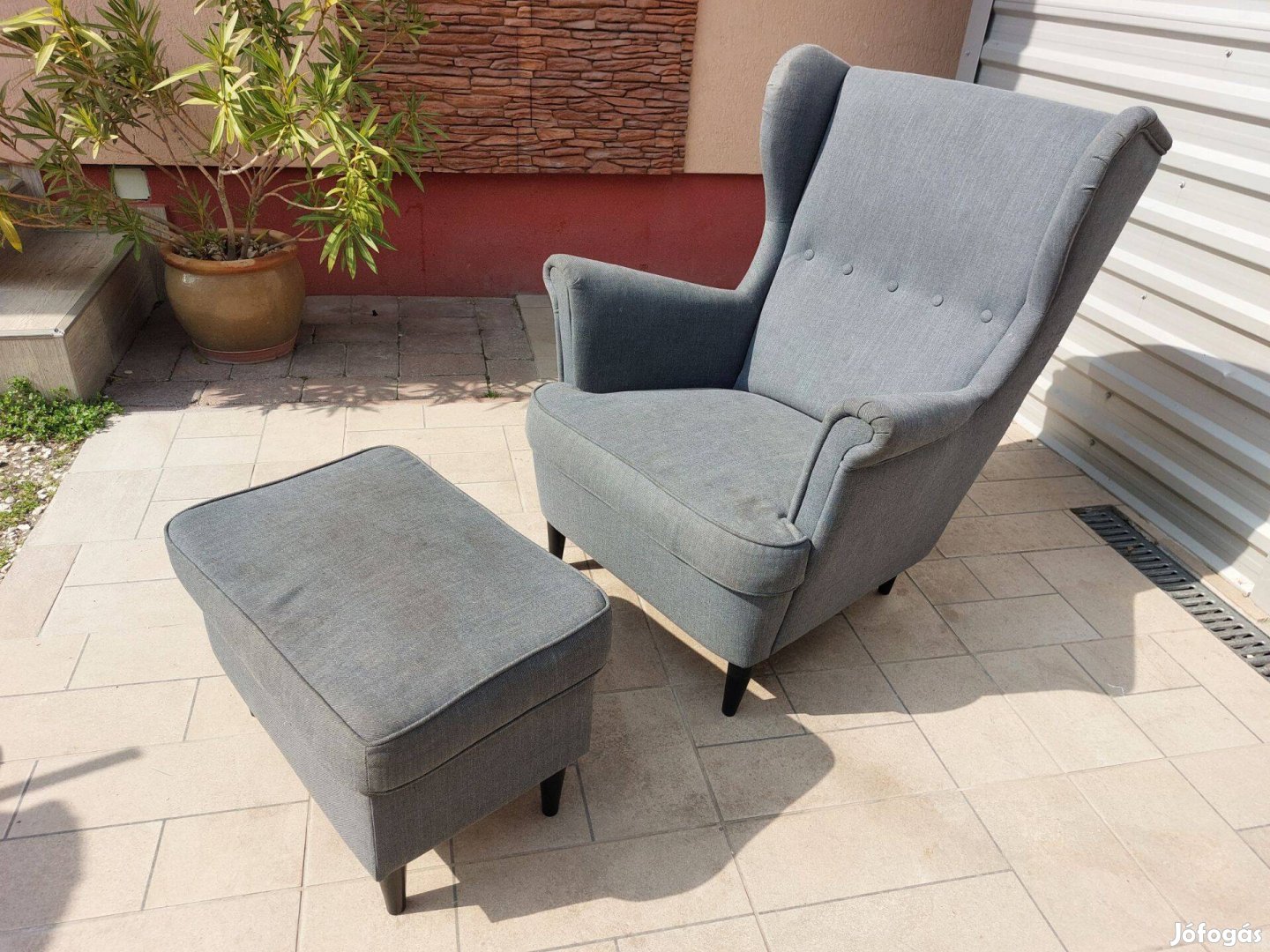Eladó egy IKEA Strandmon fotel+lábtartó. Burot jó állapotú, minimális