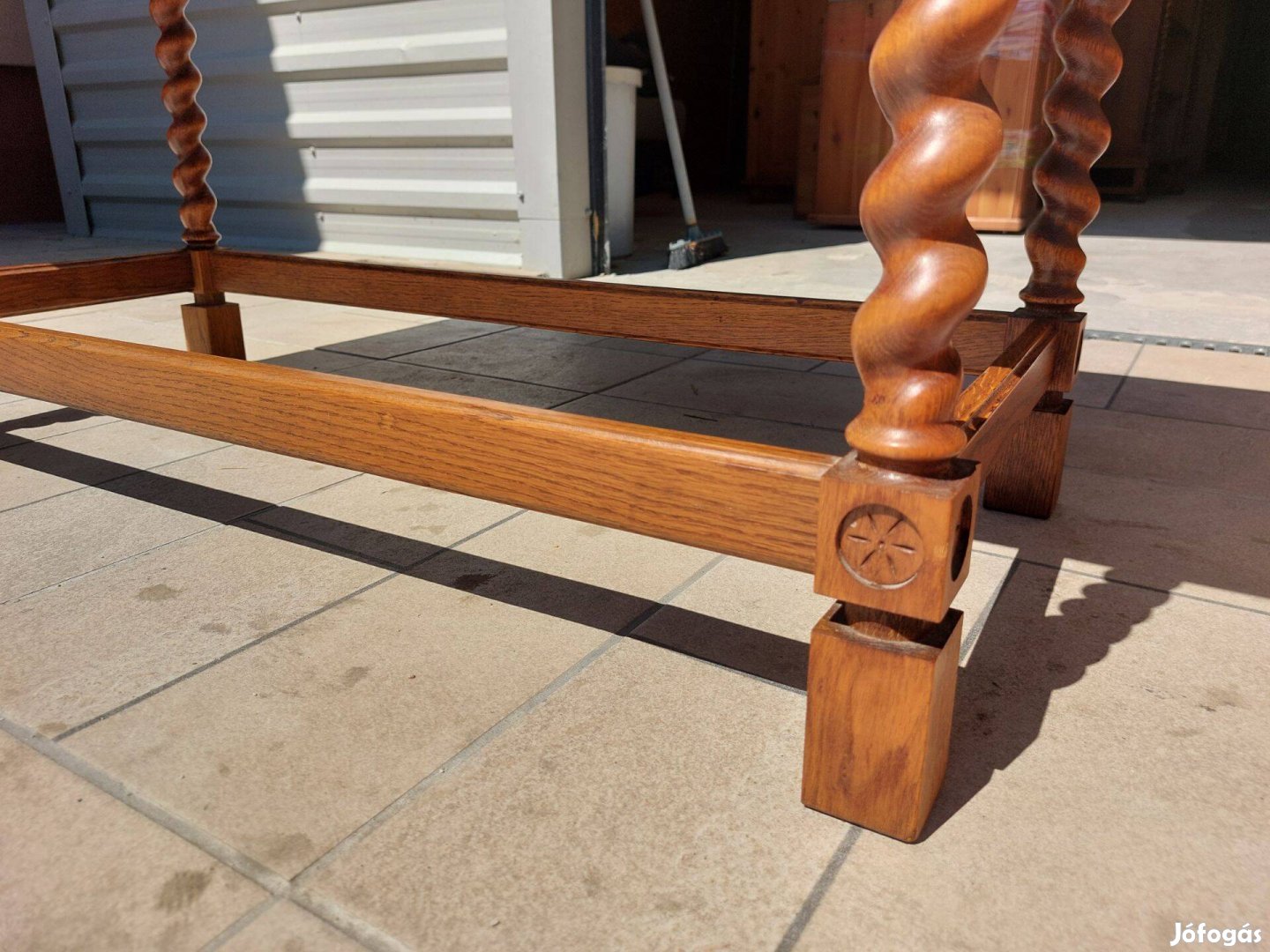 Eladó egy Koloniál dohányzó asztal. Bútor szép állapotú