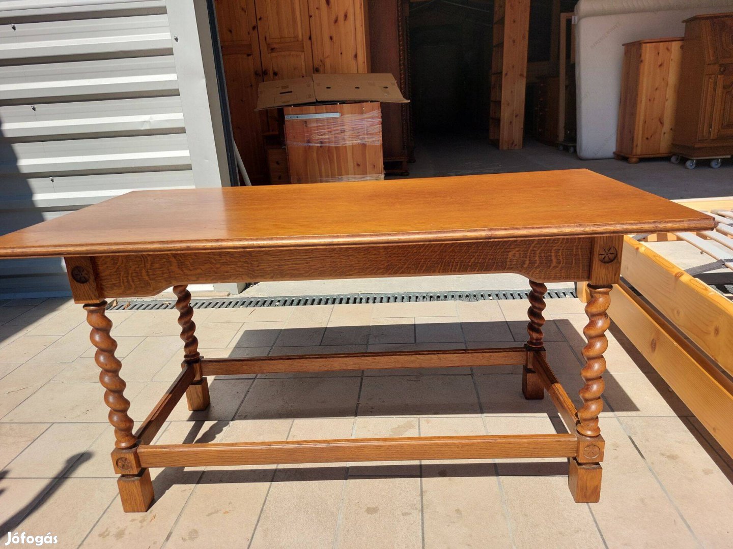 Eladó egy Koloniál dohányzó asztal. Bútor szép állapotú. Méretek: 11