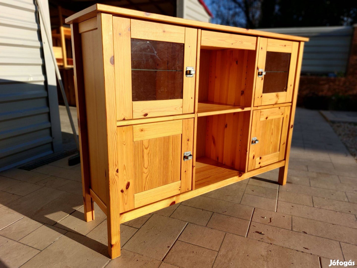 Eladó egy Magas Ikeas 1fiókos, vitrines, üveg polcos fenyő