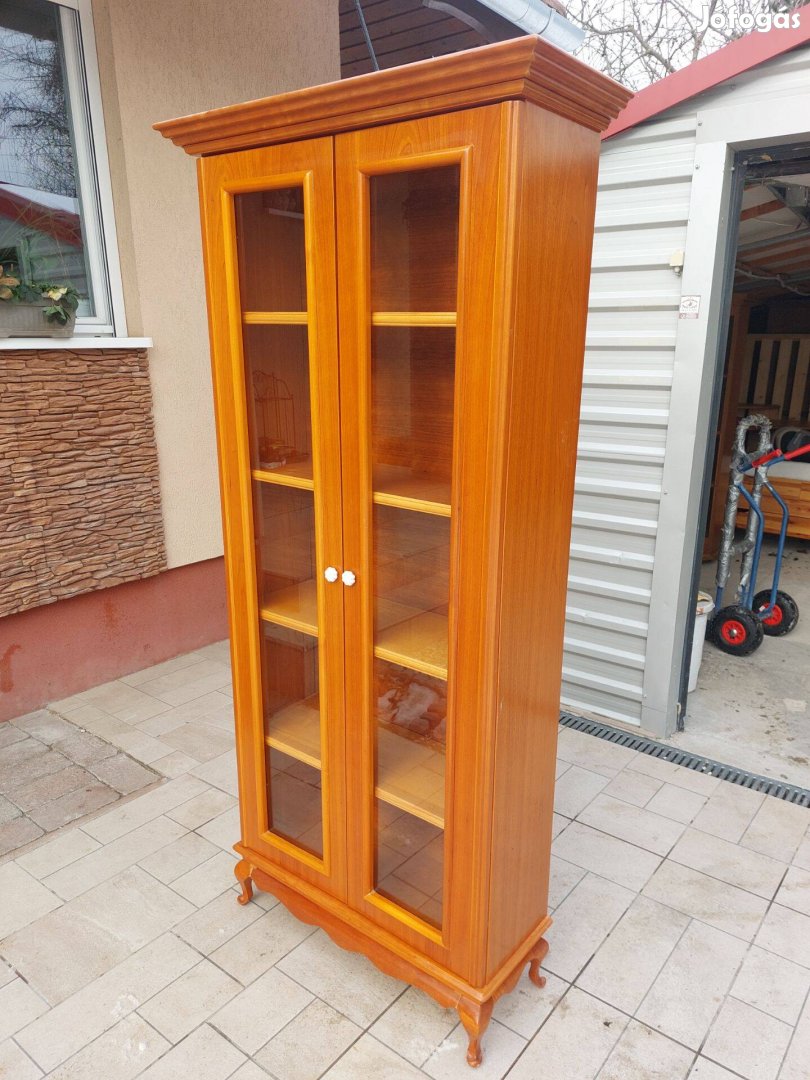 Eladó egy Magas tölgy vitrin . Bútor nagyon szép állapotú