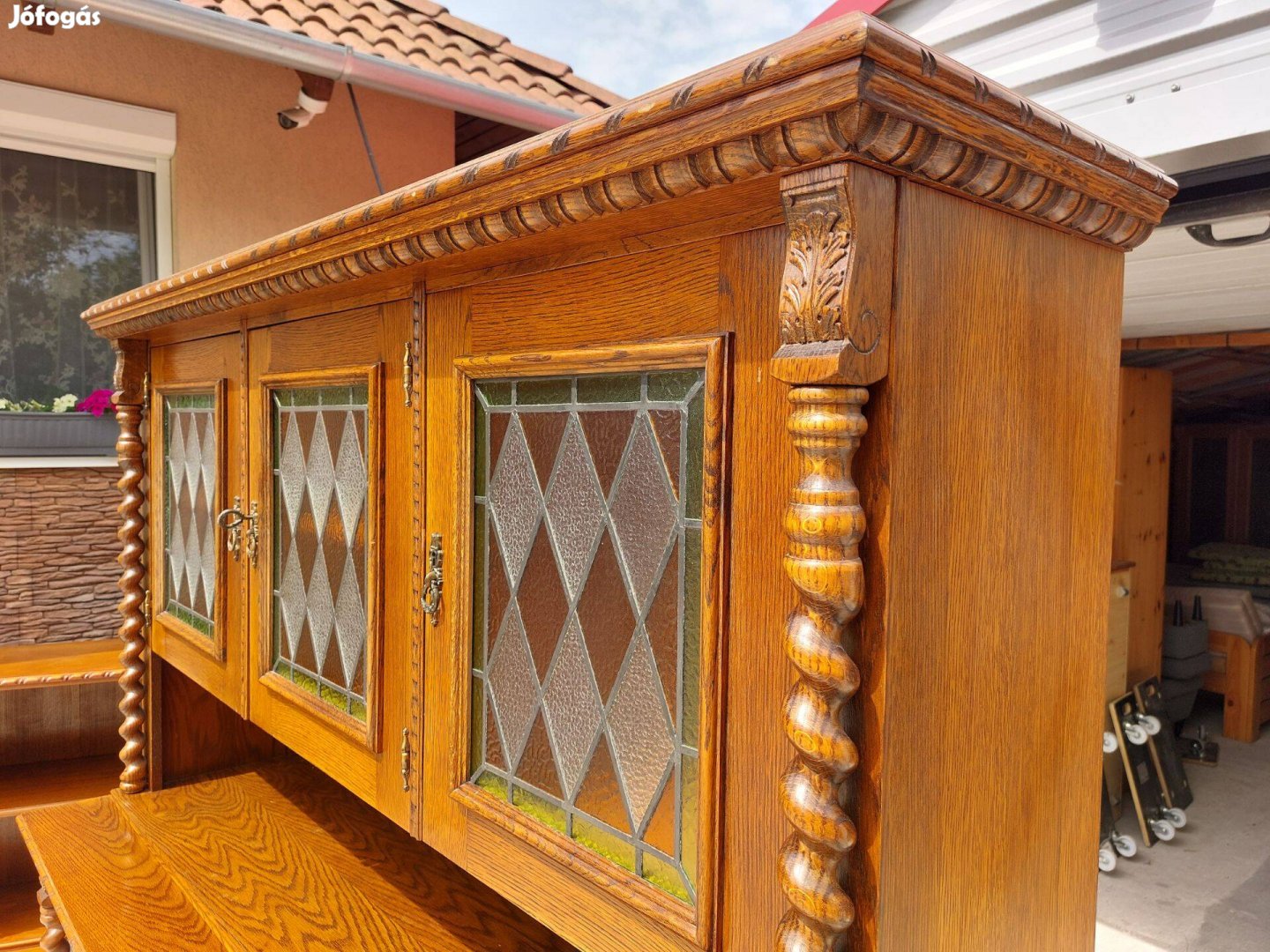 Eladó egy Nagy Méretű ,3 fiókos, polcos, vitrines Liverpool