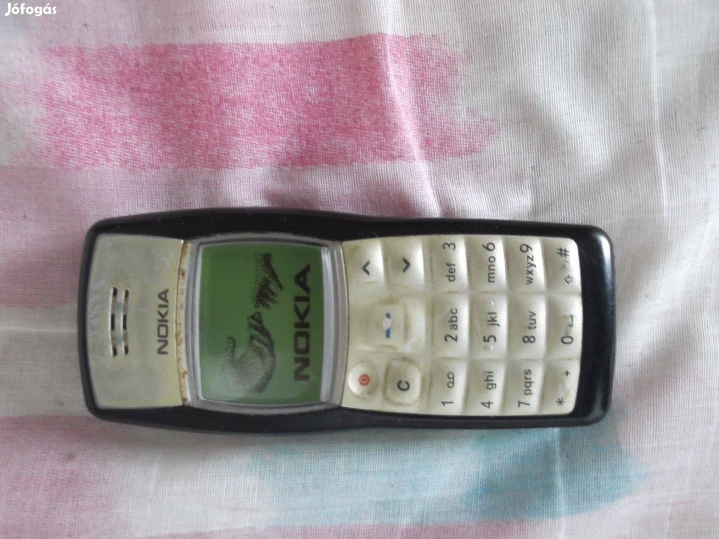 Eladó egy Nokia 1100 típusú mobiltelefon kártyafüggetlenül