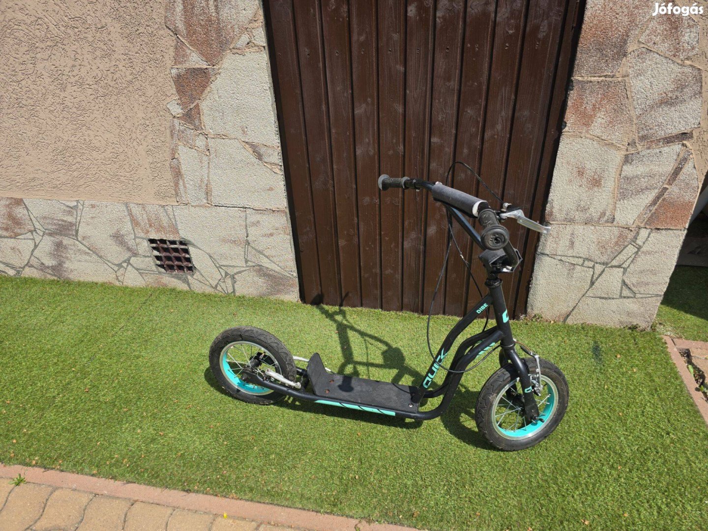 Eladó egy Quick márkájú nagykerekű roller felnőtteknek, kamaszoknak!