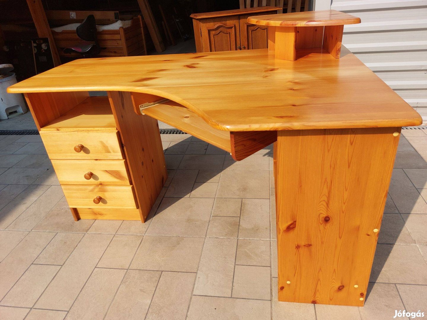 Eladó egy Sarok fenyő íróasztal . Bútor nagyon szép állapotú, karc me