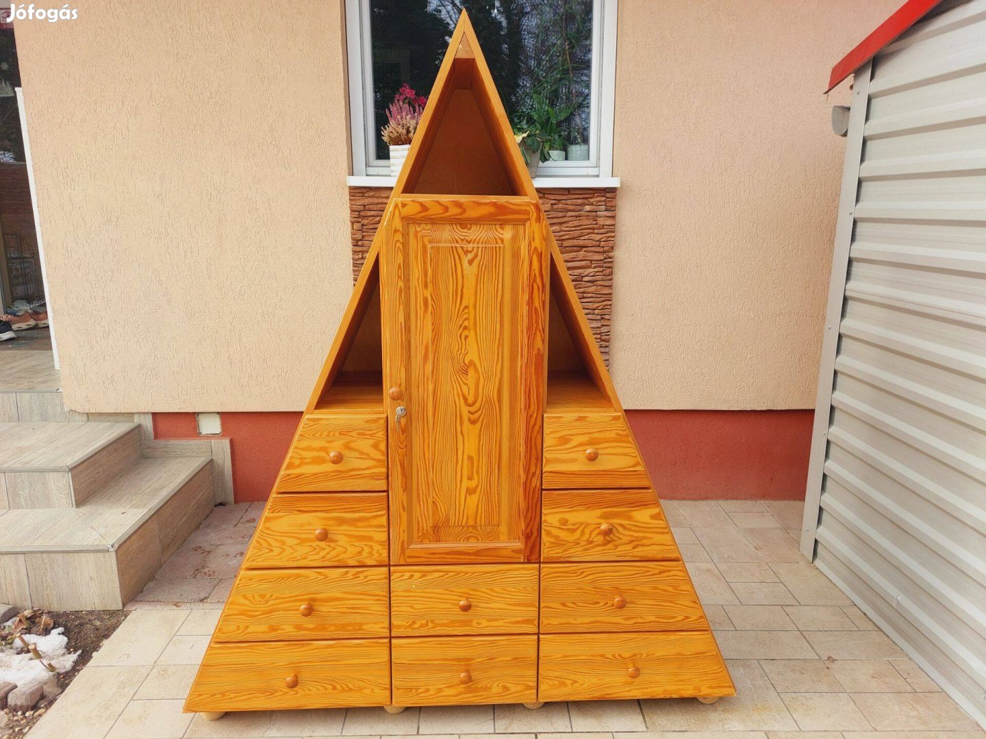 Eladó egy Szigedi 10 fiókos különleges piramis alaku fenyő