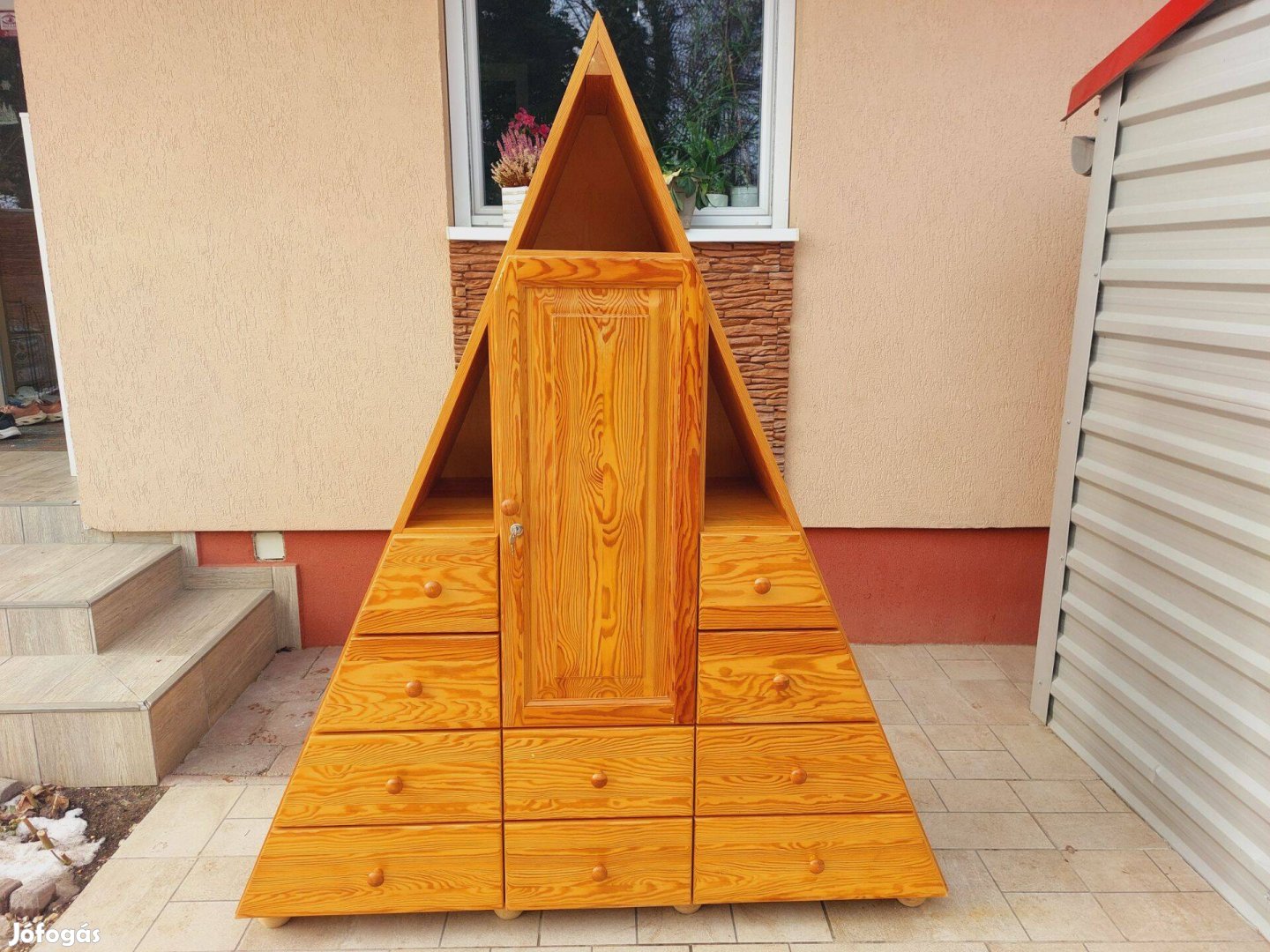 Eladó egy Szigedi 10 fiókos különleges piramis alaku fenyő