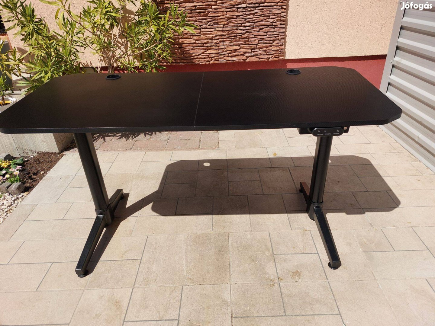 Eladó egy Ultradesk állitható magasságú íróasztal . Bútor szép állap