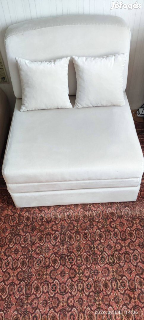 Eladó egy alig használt krémszínű, plüss kárpitú fotelágy
