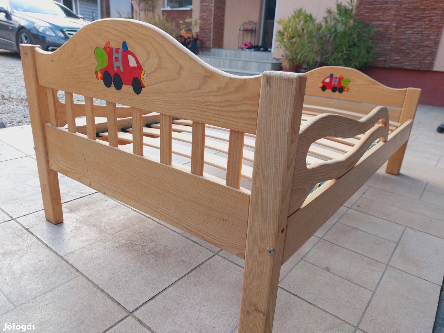 Eladó egy állítható hosszúságú leesésgátlós tömör fenyő