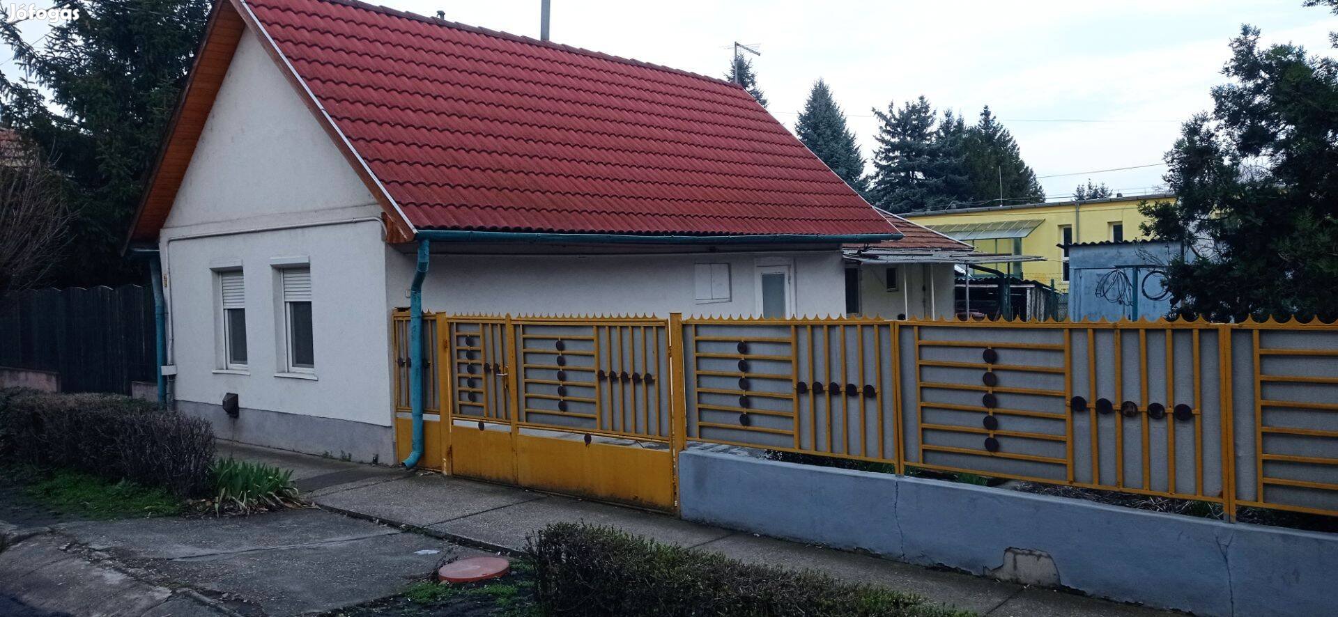 Eladó egy belső felújítást igénylő 2 szobás 48nm-es ház