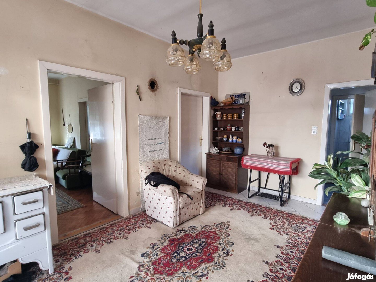 Eladó egy belváros közeli, 1 598 m2-es telken álló lakóház