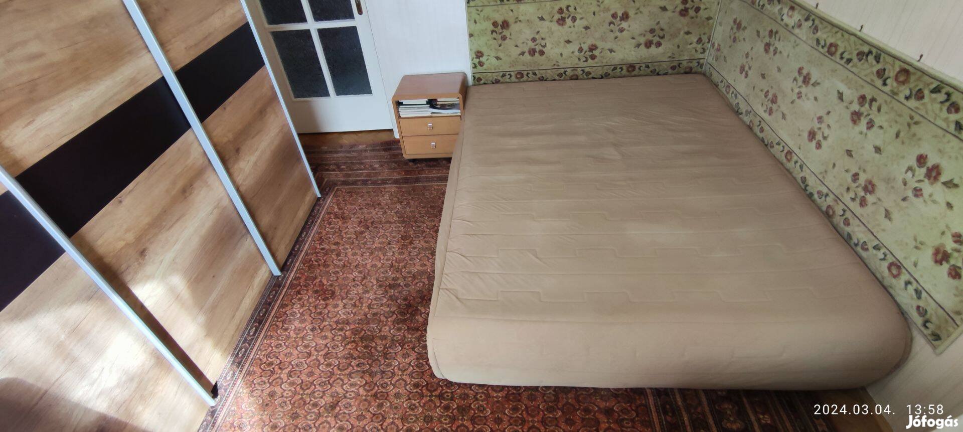 Eladó egy bézs színű Cardo matracú ágyneműtartós franciaágy