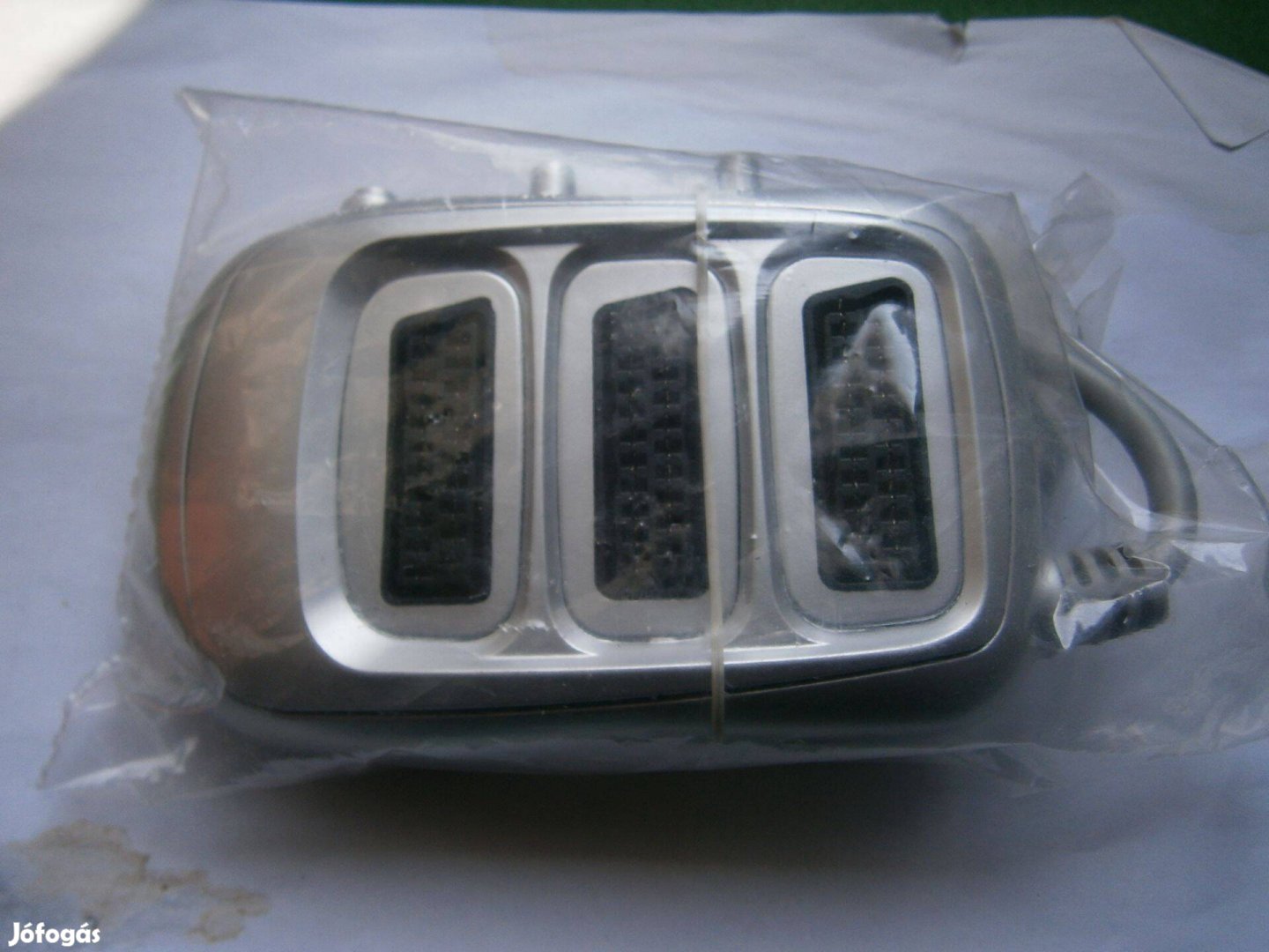 Eladó egy bontatlan 3 bemenetes kapcsolós scart elosztó