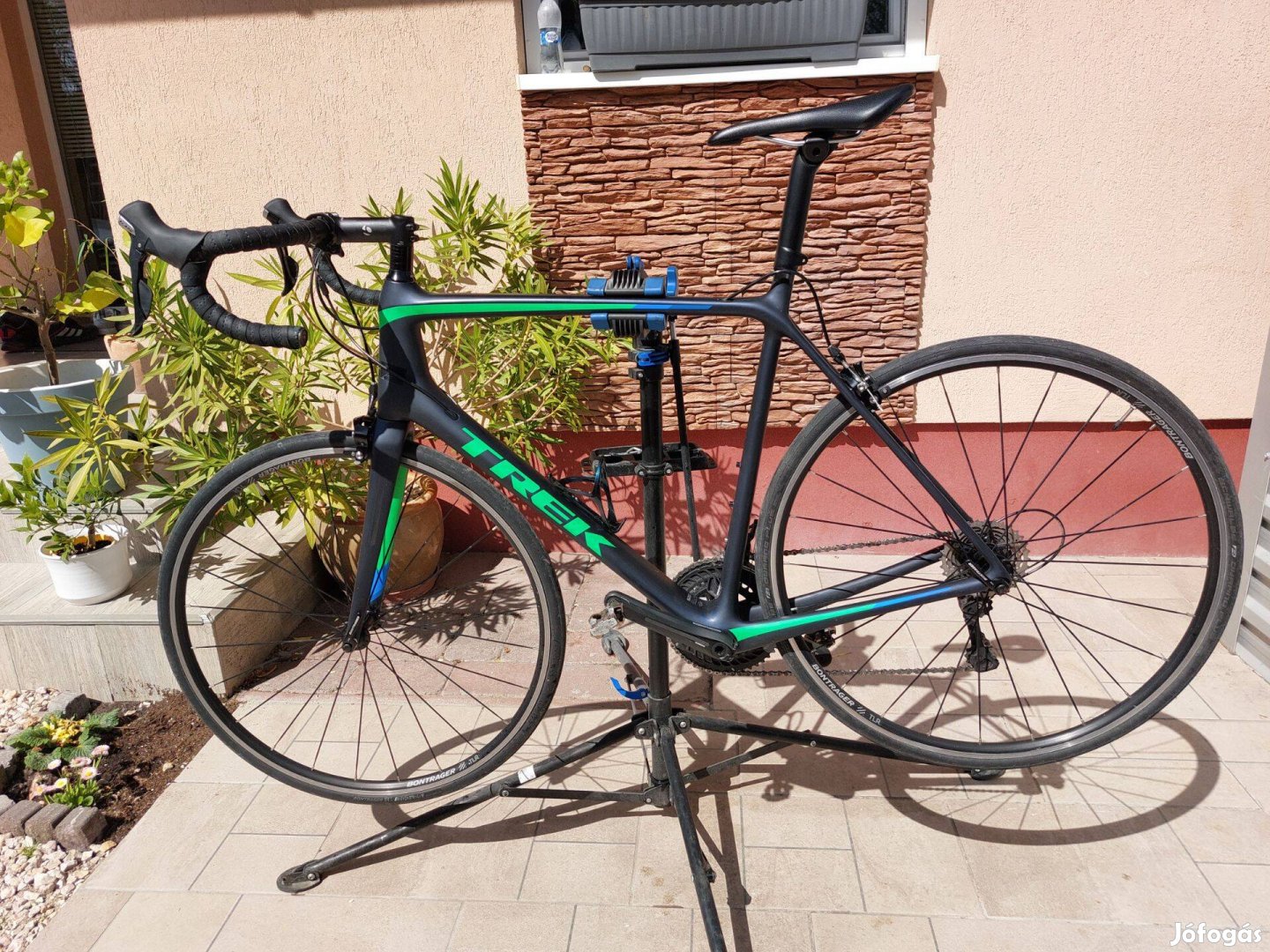 Eladó egy carbon Trek országúti kerékpár. Szép állapotú, keveset hasz