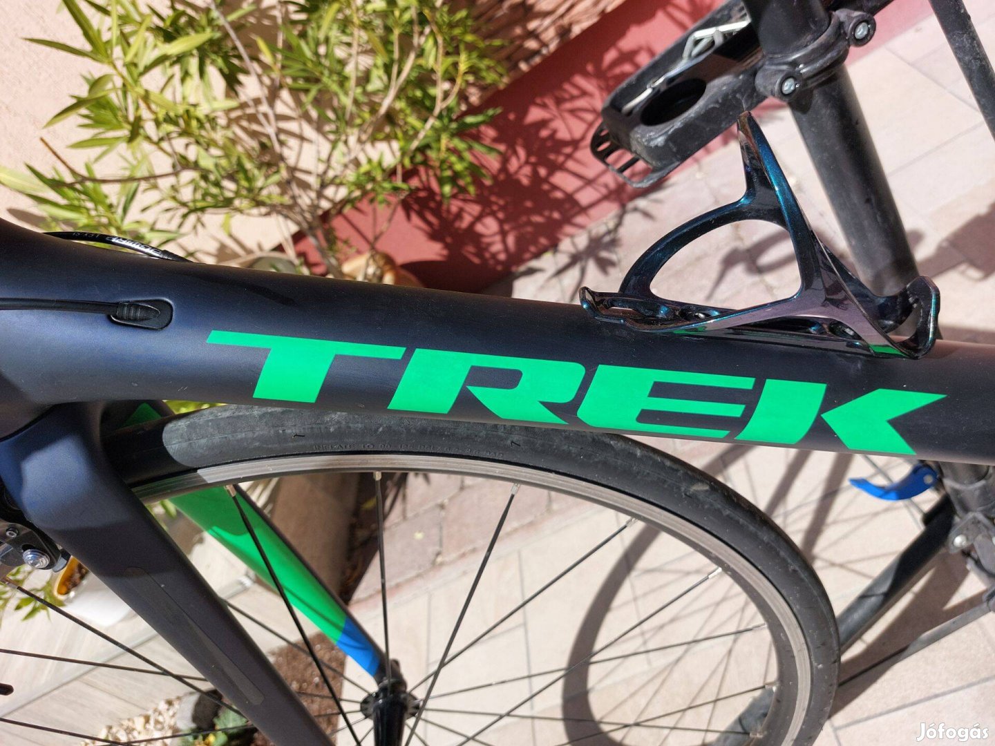 Eladó egy carbon Trek országúti kerékpár. Szép állapotú, keveset haszn