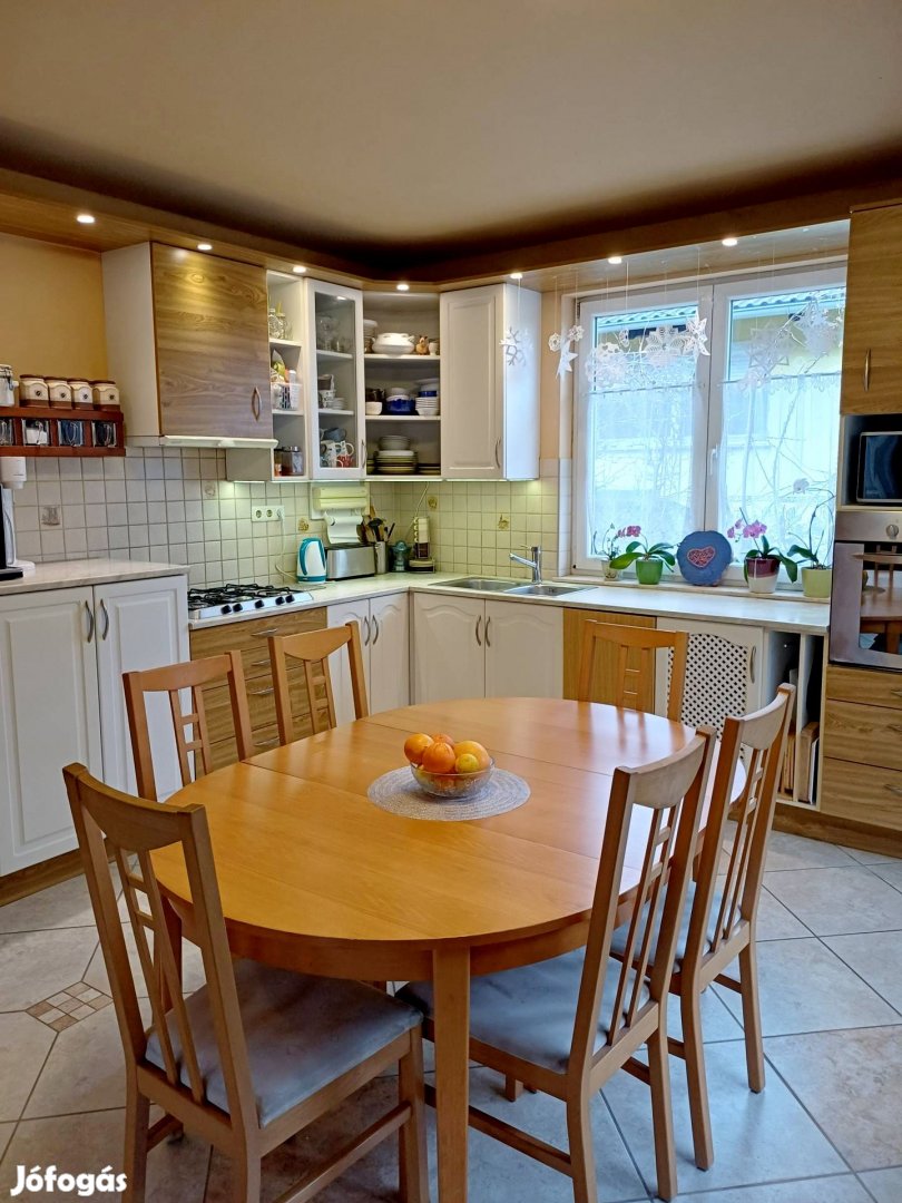 Eladó egy csendes, zöld környezetben 2008-as családi ház