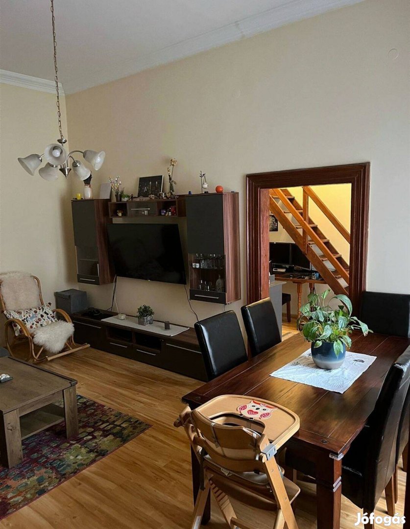 Eladó egy egyedi hangulatú, galériás téglaépítésű lakás Budapest VI. k