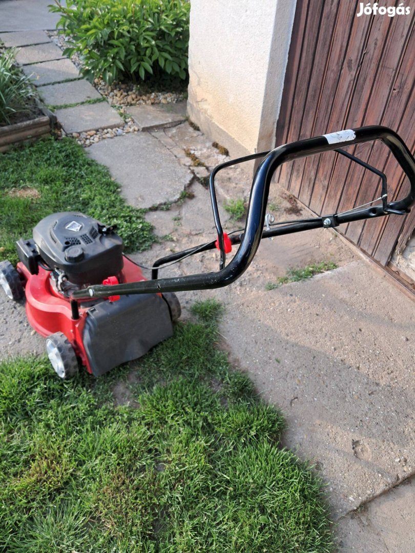 Eladó egy fűgyűjtős fűnyíró