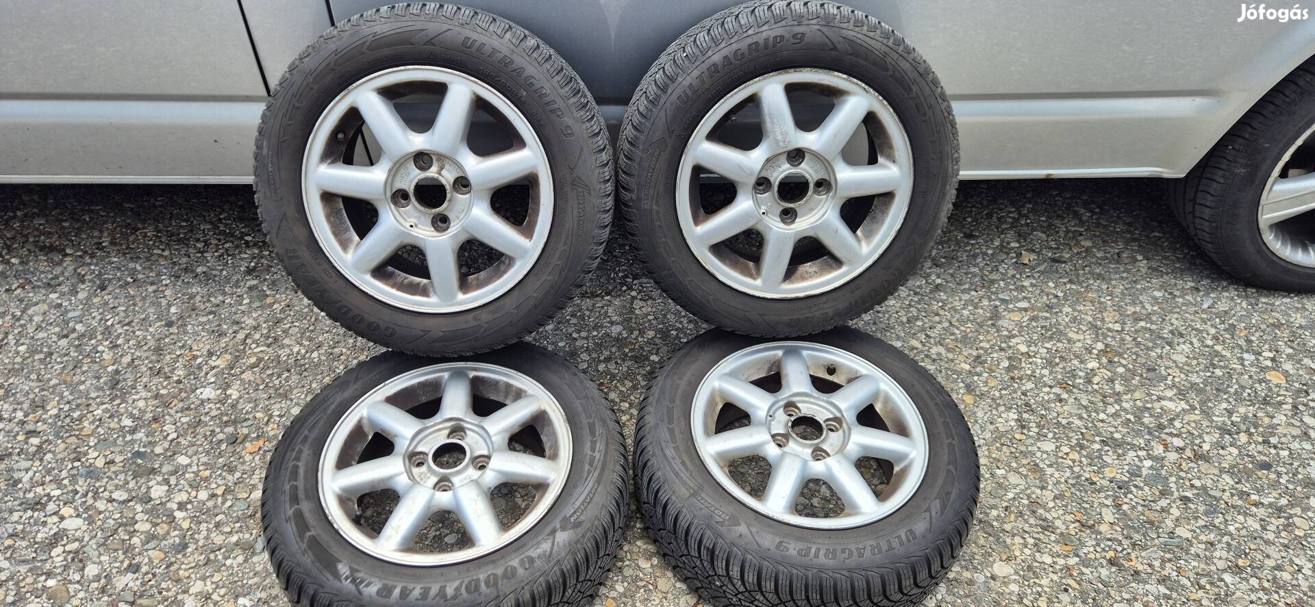 Eladó egy garnitúra 4x100 alufelnik 185/60 R14 Goodyear téligumikal. 