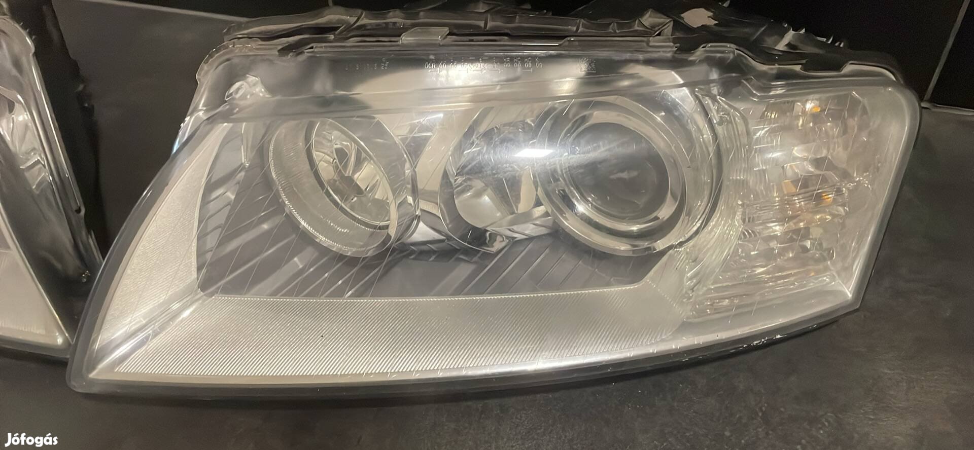 Eladó egy gyári Audi A8 D3 (20022005) bi xenon fényszóró pár
