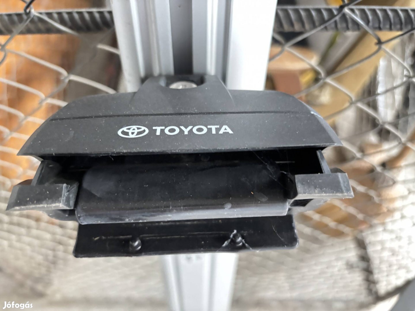 Eladó egy gyári Toyota Corolla tetőcsomagtartó