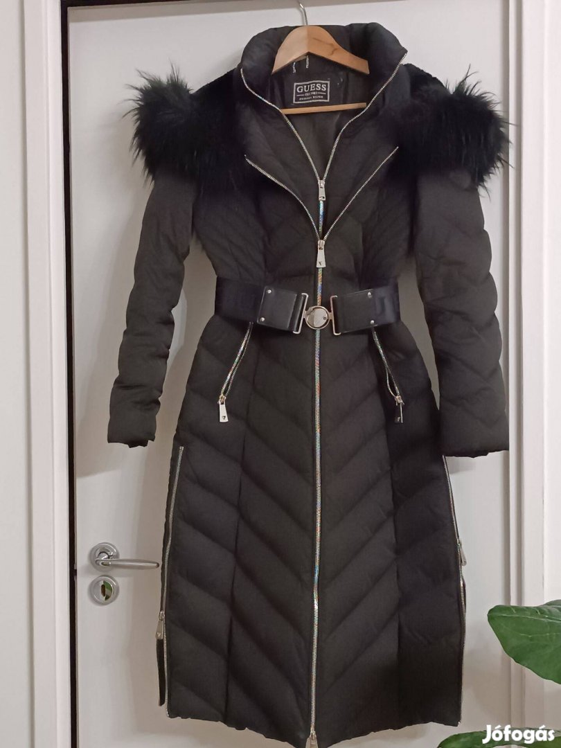 Eladó egy gyönyörű hosszú női Guess jacket