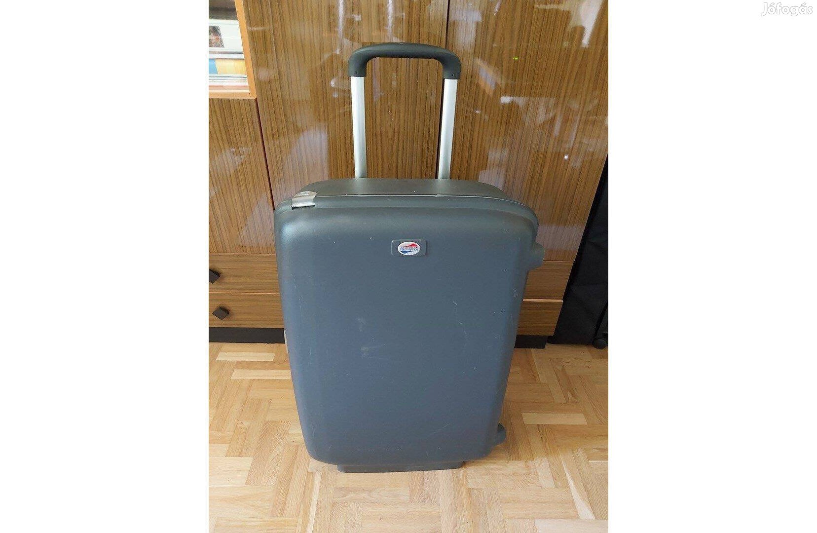 Eladó egy használt, de jó állapotú American Tourister kerekes bőrönd