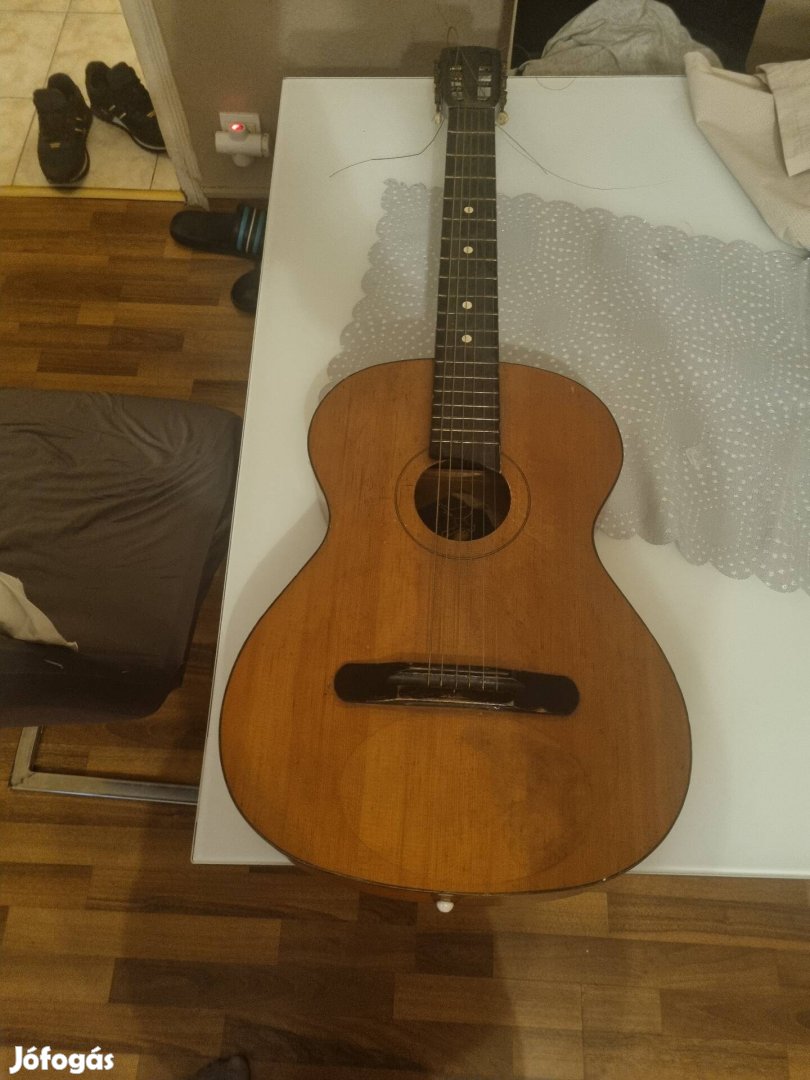 Eladó egy használt orosz klasszikus gitár