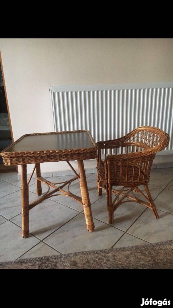 Eladó egy jó állapotú fonott gyermek asztal székkel
