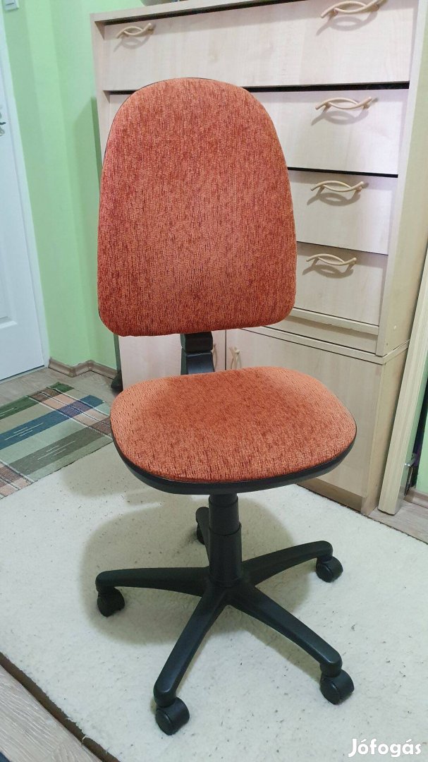 Eladó egy jó állapotú forgószék