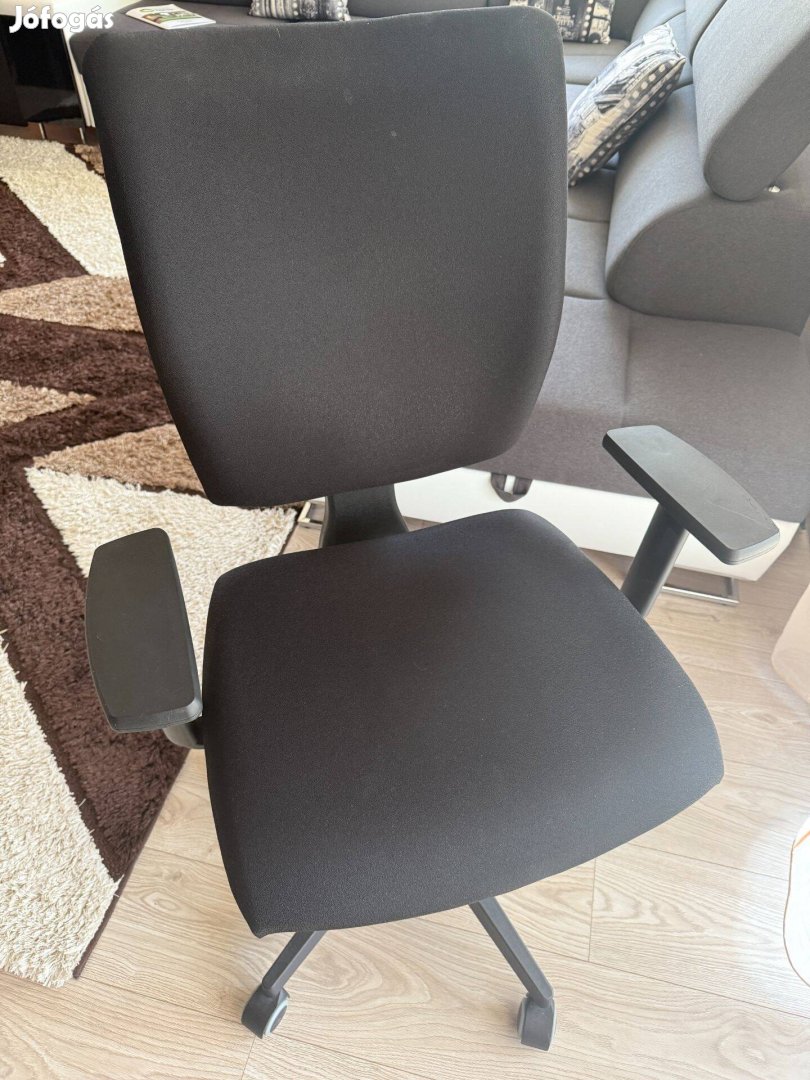 Eladó egy kényelmes, használt gurulós irodai szék