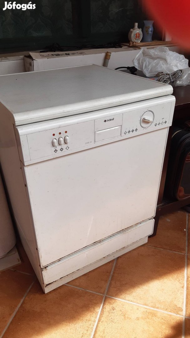 Eladó egy kis szivárgással Indesit mosogatógép mosogató gép