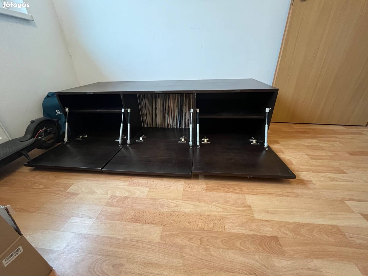 Eladó egy komplett csináltatott nappali szett