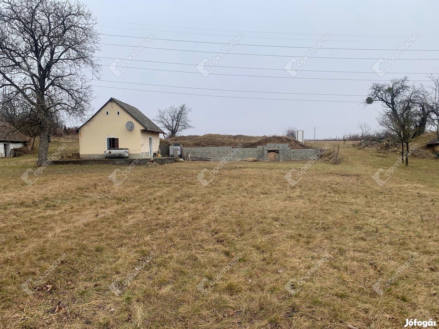 Eladó egy majdnem 1,5 hektáros zártkert Csákváron, a Disznóhegyen!