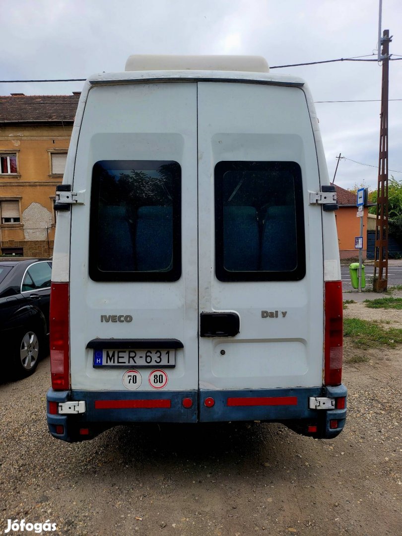 Eladó egy megkimélt 21 személyes busz. 